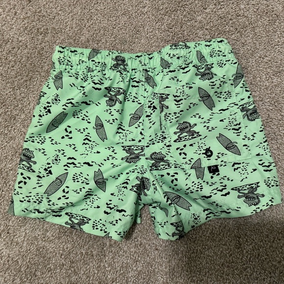 Little boys swim trunks in size medium - Picture 2 of 3
